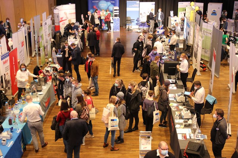 Der Blick von oben zeigt einen Teil der bestbesuchten LAB-SUPPLY des Jahres 2021.  Weitere Infos zu den kommenden LAB-SUPPLY-Messen finden Sie auf www.lab-supply.info.  (LABORPRAXIS, C. Lüttmann)