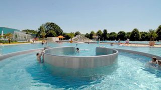 Aus Alt wird Neu: Das Freizeitbad „De Bütt“ in Willich erstrahlt in neuem Glanz. ThyssenKrupp Nirosta lieferte für den neuen Glanz etwa 15 Tonnen rostfreies Edelstahl. (Archiv: Vogel Business Media)