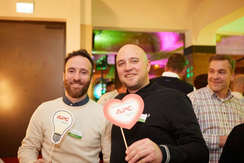 Ihr Herz schlägt auf jeden Fall für APC: Lorenz Grabowski und Chris Müller von computeruniverse. (Bild: Schneider Electric)