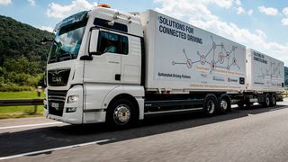 Autofahrer müssen sich an diesen Anblick gewöhnen: Die regelmäßigen Testfahrten von automatisierten Lkw-Flotten haben begonnen. (MAN)