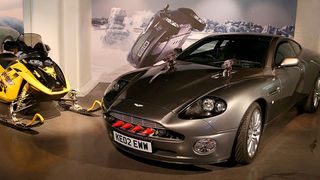 James Bond und Aston Martin: Diese Verbindung ist bekannt. Dabei war der Geheimagent mit sehr vielen unterschiedlichen Gefährten unterwegs. Das London Film Museum zeigt sie in einer umfangreichen Ausstellung. (London Film Museum)
