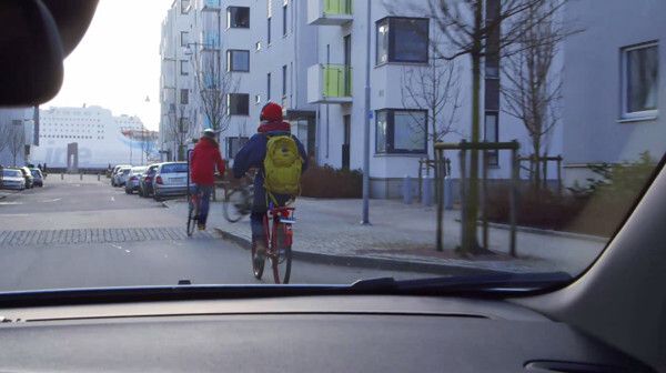 Ein fortschrittliches Sensorsystem scannt die Umgebung vor dem Fahrzeug ... (Bild: Volvo)