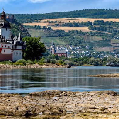 Niedrigwasser am Rhein bei Kaub: Multimodale Umschlagkapazitäten zwischen Wasserstraße, Schiene und Straße müssen ausgebaut werden, damit Güterströme künftig flexibler verteilt werden können. (Bild: © Comofoto - stock.adobe.com)