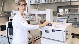 Korinna Altmann analysiert bei der Bundesanstalt für Materialforschung und -prüfung Wasserproben auf Mikroplastik. (Bundesanstalt für Materialforschung und -prüfung)
