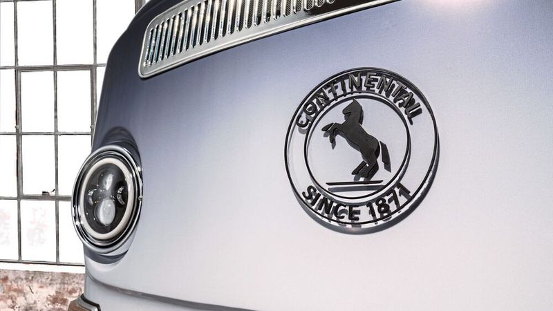 Der springende Punkt bzw. das springende Pferd. Doch woher stammt es? Continental weiß es selbst nicht genau. Es gibt drei Theorien: 1) Ein einfallsreicher Tierarzt namens Hartmann erfand Hufpuffer aus Gummi, die verhindern sollten, dass Pferde auf vereisten Flächen ausrutschen. Diese produzierte Continental. 2) Das Pferd ist seit jeher ein traditionelles Symbol der Region Hannover. 3) Pferde stehen für Stärke, Agilität und Ausdauer. (Bild: Continental)