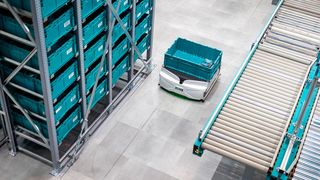 Diese kleinen Logistikhelfer von Exotec ersparen dem Menschen viele durchgetretene Schuhsohlen. Das hat der Hersteller jetzt sogar bewiesen, indem er ausrechnen konnte, dass alle derzeit genutzten Roboter bisher quasi 37 Mal zum Mond und wieder zurück marschiert sind. (Bild: Exotec)