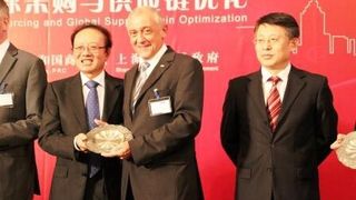 BME-Vorstandsvorsitzender Dr. Jürgen Marquard (Mitte) mit chinesischen Vertretern auf der International Sourcing Fair 2011 in Shanghai. (Bild: BME)