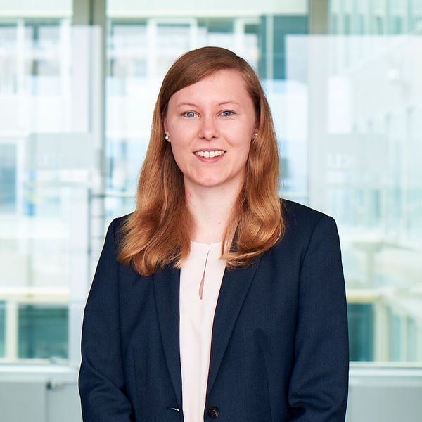 KLU-Doktorandin Sandria Weißhuhn: „Wenn die ersten Hürden genommen sind, verspricht ‚Smart Replenishment‘ für Hersteller und Lieferanten neue Geschäftsmodelle. Hersteller können nun nicht nur direkte Verbindungen zu ihren Kunden aufbauen, sie erhalten auch tiefe Einblicke in Nutzungsweise und Verbrauchsmuster.“ (Bild: KLU)