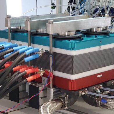 The Center for Solar Energy and Hydrogen Research Baden-Württemberg (ZSW) presents a concept for the world's largest PEM fuel cell stack with an active area of 1,300 square centimetres. Pictured is the 15-cell demonstrator in the test stand at HyFaB. (Image:ZSW / Elvira Eberhardt)