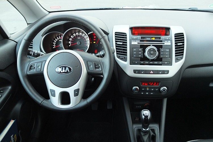 Im Innenraum dominieren einfache Materialien und strenge Formen. Bedienbarkeit und Verarbeitung stimmen aber. (Foto: Rosenow)