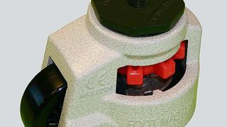 Die kleinste Rolle mit  400 g Eigengewicht kann bereits 50 kg tragen. Bei Bedarf kann die Last transportabel gemacht werden. (Bild: Jung Hebe- und Transporttechnik)