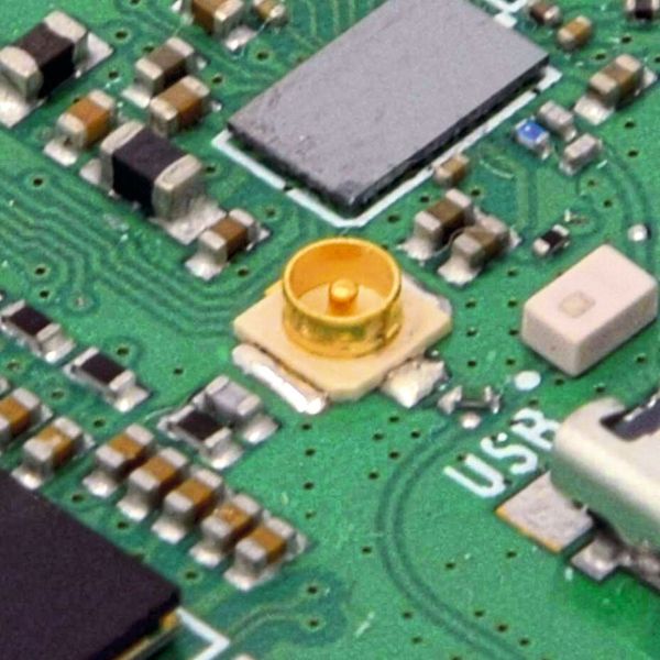 U.FL-Stecker auf Raspberry Pi Zero: Der von Buyzero modifizierte Pi lässt sich nun mit einer Antenne bestücken, was die Datenrate erheblich steigert. (Bild: Buyzero)