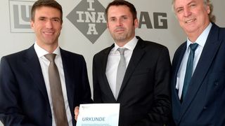 Stefan Müller, Parlamentarischer Staatssekretär bei der Bundesministerin für Bildung und Forschung (l.), Schaeffler-Ingenieur Dr. Dennis Arnhold (m.) aus dem Projektteam und Prof. Dr. Ing. Peter Gutzmer, stellvertretender Vorsitzender des Vorstands und Vorstand Technologie Schaeffler AG (r.) (Bild: Schaeffler)