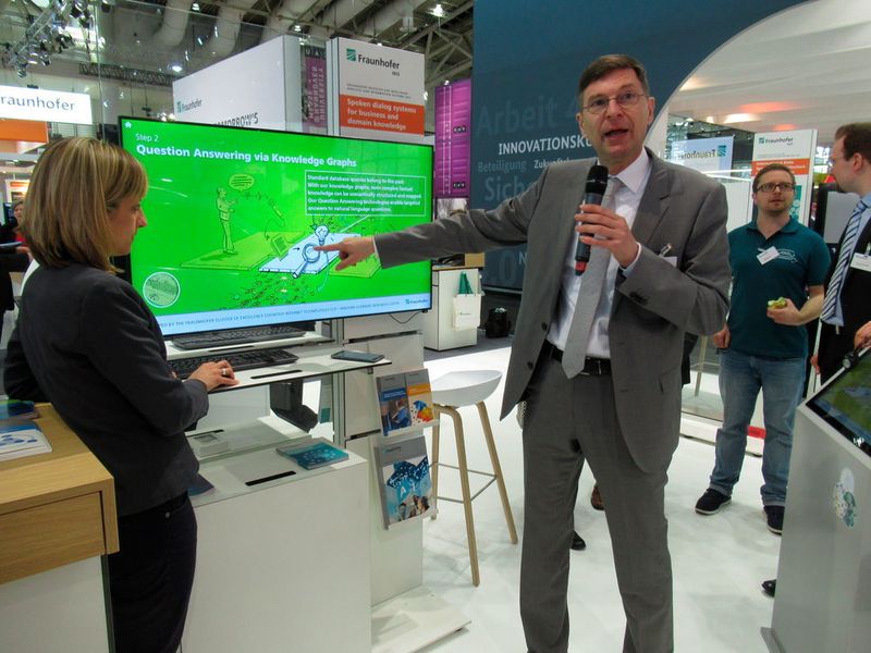 Professor Stefan Wrobel vom Fraunhofer IAIS präsentierte den Auto-Sprachassitent Sophia und welche Rolle dabei maschinelles Lernen bei der Entwicklung spielte. (J. Pfeiffer/konstruktionspraxis)