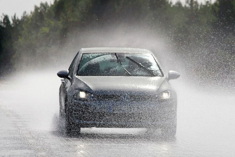 Auch im künstlichen Regen müssen die Probanden ihre Qualitäten unter Beweis stellen ... (Foto: VW)