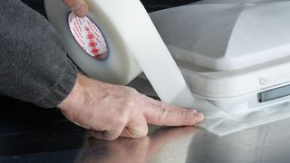 Das Dichtband besteht aus einer kratzresistenten Ionomer-Folie, die mit einem weichen Acrylat-Klebstoff beschichtet ist. (Bild: 3M)