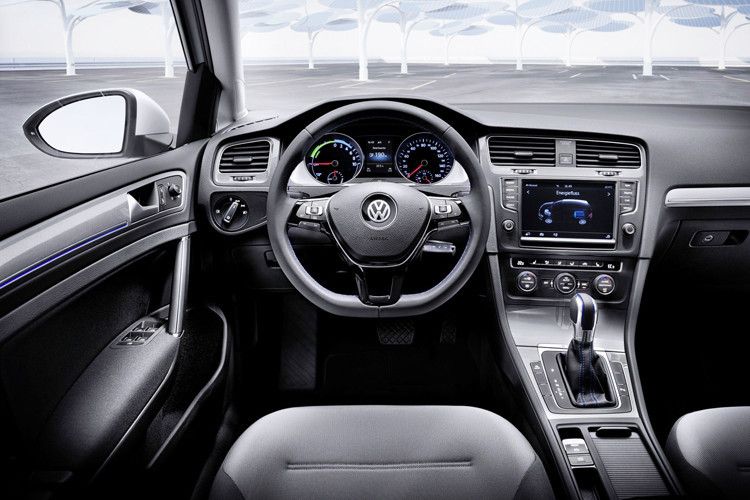 Der E-Golf lässt sich mit einer Vielzahl von Zusatzfunktionen noch attraktiver machen. Für 1.290 Euro Aufpreis gibt es ein Package mit automatisch abblendendem Innenspiegel, Regensensor, Spurhalte-Assistent sowie Aktivtempomat samt Notbremsfunktion. (Foto: VW)