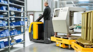 Eingesetzt im Routenzugbetrieb, will der EZS 350 durch weitere Funktionen überzeugen. Beispielsweise lassen sich die GTE- und GTP-Anhänger dieses Anbeiters direkt mit einer Heben-/Senken-Wippe bedienen. (J.Scheffler/Jungheinrich)