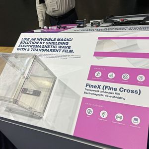 Unsichtbares Schild: Die transparente Leitfolie Finex blockiert zuverlässig elektromagnetische Wellen und schützt empfindliche Geräte, ohne dabei die Durchsicht zu behindern.(Bild:  mc/VCG)