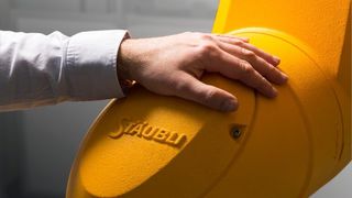 Service_low.jpg (Stäubli Tec-Systems GmbH Robotics)