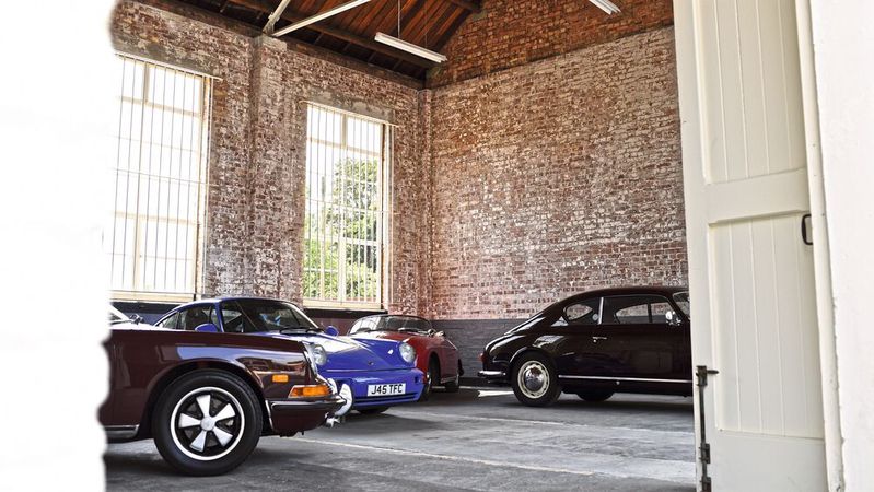 Das ehemalige Bicester Airfield, zwischen London und Birmingham, ist heute das Mekka für Oldtimerfans in England.(Bild:  Bicester Heritage)