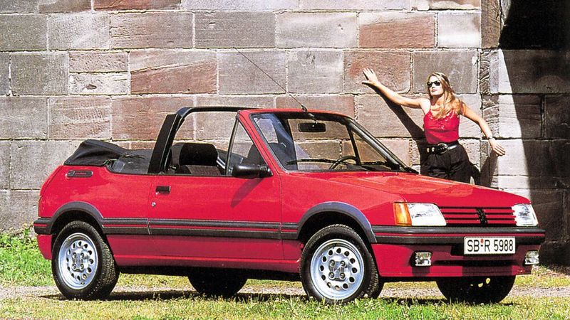 Das 1986 vorgestellte Cabriolet verkaufte Peugeot rund 72.000 Mal. Um die nötige Steifigkeit durch den Aufschnitt zu erreichen, waren entsprechenden Verstärkungen notwendig. Durch diese stieg das Gewicht um 40 Kilogramm, und ein unter Cabrio-Puristen verpönter Überollbügel wurde notwendig. Dafür war das Verdeck des 205 leicht zu öffnen, und es nahm kaum Platz weg, die Sicht im 205 Cabrio nach hinten war viel besser als im Golf. Dafür war das Stoffdach kaum gefüttert und die Heckscheibe aus billigem Plastik, die schnell blind wurde und dauernd beschlug.  (Bild: Peugeot)