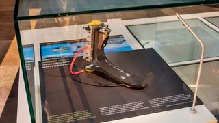 KIT-Forscher wollen die Körperengerie nutzen und in Strom umwandeln, um damit transportale Elektrogeräte wie Smartphones oder Herzschrittmacher zu betreiben. Ein Beispiel hierfür ist eine Fußprothese. 
 (KIT/ Andreas Keller courtesy of KUNZBERG GmbH)