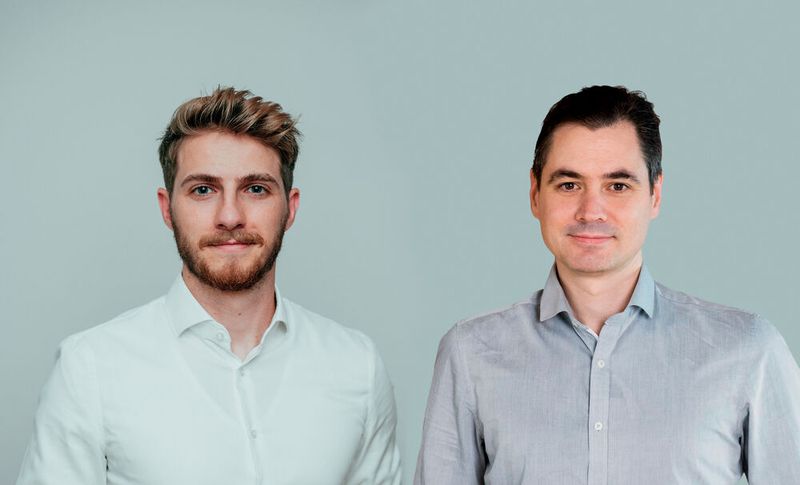 Platz 6: Der Schutz der Privatsphäre steht für Bauta im Vordergrund: das Start-up der Gründer Daniel Nikola (links) und Joachim Diepstraten hat KI-gestützte Sensorsysteme für die anonyme Erhebung von Personen- und Mobilitätsdaten entwickelt. Mit sogenannten Blindsensoren werde lediglich eine zerstörte Bildgrundlage aufgenommen. Ein speziell trainiertes neuronales Netzwerk erstellt daraus schließlich anonyme Informationen.  (Bild: Bauta)
