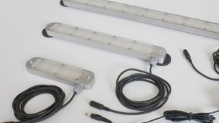 Die LED Maschinenleuchte  des Remscheider Unternehmens Bauer & Böcker verfügt über  durchdachte Details wie gummiummantelte Magnete zur flexiblen Anbringung. (Bild: Bauer & Böcker)