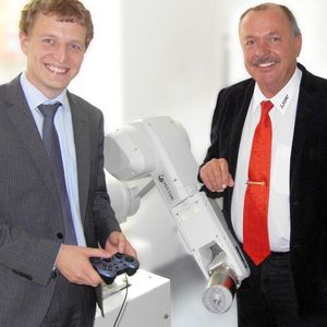 Sebastian Schostek, novineon und Wolfram Zielke, Mitsubishi Electric, mit dem handelsüblichen Joystick zur Steuerung des Kapselantriebs 