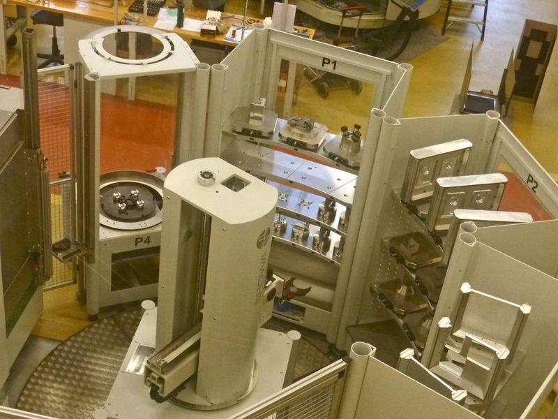 Trotz des hohen Durchsatzes baut die Anlage sehr kompakt, die Automatisierung mit Erowa ist von allen Seiten gut zugänglich und für diese Anforderungen perfekt. (Fehlmann)