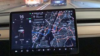 Die Strecke – und damit die Supercharger – im Blick: Blick aus dem Tesla Model 3 auf Rekordfahrt durch die USA. (Thomsen)