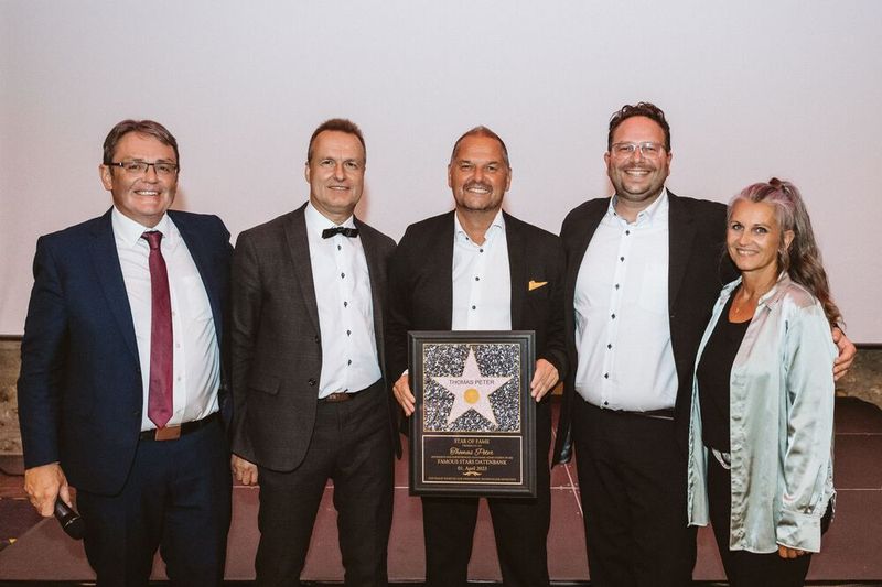 Es gab auch einen Überraschungsaward für Thomas Peter (m.) für 20 Jahre bei REINER SCT, überreicht von (v. l.) A. Steiger, K. Bechtold, R. Eichhorn, P. Mark. (Bild: REINER SCT)