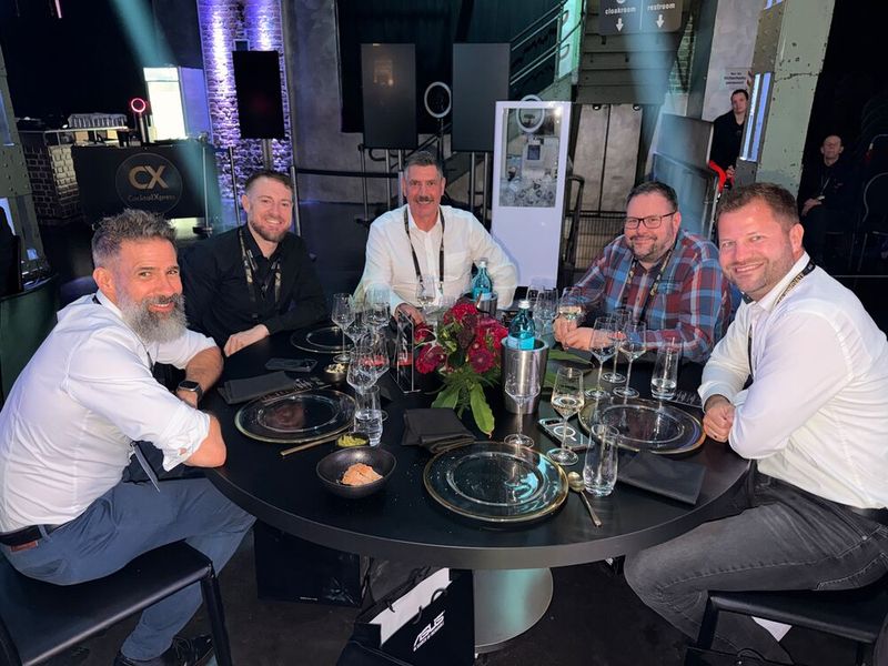 (v. l.) Daniel Moll (ASUS), Max Muth (AMD), Sven Schlicher (ASUS), Timo Stute (ALSO) und Matthias Stuhr (Cyberport) (Bild: Vogel IT-Medien)
