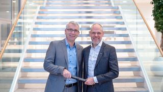 Neuer CEO bei TGW Logistics! Seit 1. Februar ist Henry Puhl (r.) neuer Chef des Logistikunternehmens. Hier übernimmt er aus der Hand seines Vorgängers, Harald Schröpf, symbolisch den Staffelstab. Schröpf verabschiedet sich in den Ruhestand. (Bild: T. Knauer)
