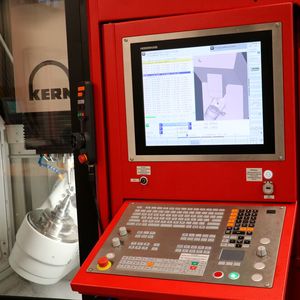 Blick auf die Heidenhain-Steuerung der 5-achsigen Micro HD von Kern Microtechnik, die bei Innerbichler genutzt wird.(Bild:  Kern Microtechnik)