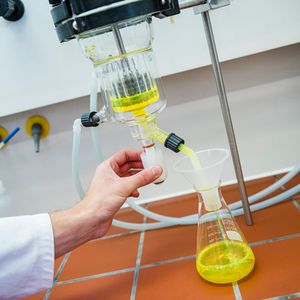 Der Enzymreaktor wird in Betrieb genommen.(Bild:  Damian Gorczany)