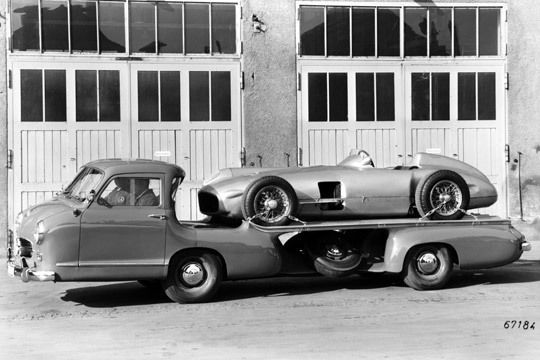 Welches Fahrzeug ist nun schöner? Der Rennwagen oder der Transporter? (Archiv: Vogel Business Media)