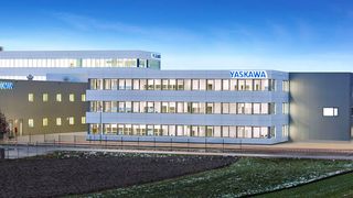 Der 7,8 Mio. Euro teure Erweiterungsbau ist als Energieeffizienz-Haus gemäß dem Standard KfW 55 konzipiert und bezieht den Energiebedarf zu weiten Teilen aus erneuerbaren Quellen. (Yaskawa)