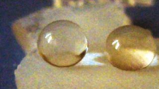 Neuer Werkstoff der KIT-Forscher lässt Wasser und Öl abperlen. (Bild: KIT)