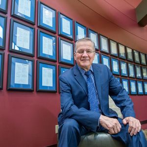 Ausgezeichnet für sein Lebenswerk ermöglichte Dr. Janusz Rajski es, dass Computerchips bezahlbar blieben: Er entwickelte ein Testverfahren, das mittels Datenkompression bis zu 100-mal schneller arbeitet als herkömmliche Methoden. Die Erfindung sorgte für großes Aufsehen in der Halbleiterindustrie, denn mit Testkompress blieben hochintegrierte Chips bezahlbar. 