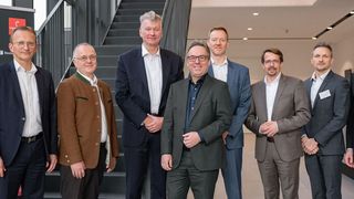 Presseroundtable zur Hannover Messe: Andreas Evertz (Flender), Michael Knobloch (Hawe Hydraulik), Ansgar Kriwet (Festo), Hartmut Rauen, (VDMA), Mark Krieg (Bosch Rexroth), Jörg Hermes (SEW-Eurodrive), Michael Pausch (Schaeffler Technologies) und Jochen Köckler (Deutschen Messe) (v.l.)  (Bild: Rainer Jensen/Deutsche Messe)