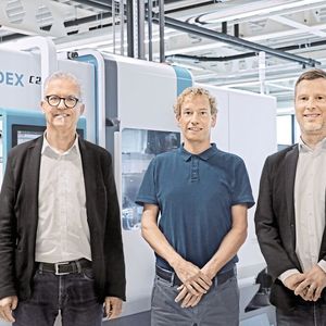 Geschäftsführer Michael Manser (in der Mitte) ist von der Partnerschaft mit Index überzeugt. Auf dem Foto wird er von Sven Teschauer (re.), zuständig bei Index für Technische Beratung und Verkauf in der Ostschweiz, und Marketingleiter Rainer Gondek (li.) flankiert.(Bild:  August Manser AG)