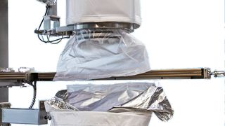 Beim Befüllen wird die Containment-Folie in den Big-Bag-Inliner eingelegt, beide Folien werden manuell gespreizt und mit einer Doppel-Schweißnaht thermisch verschweißt.  (Bild: Novindustra)