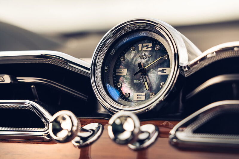 Schönes Topping: Eine Breitling-Uhr thront in der Mitte des Armaturenbretts. (Bentley)