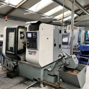 Das ist die zur Versteigerung kommende Dugard-42-IT-CNC-Drehmaschine.(Bild:  Surplex)