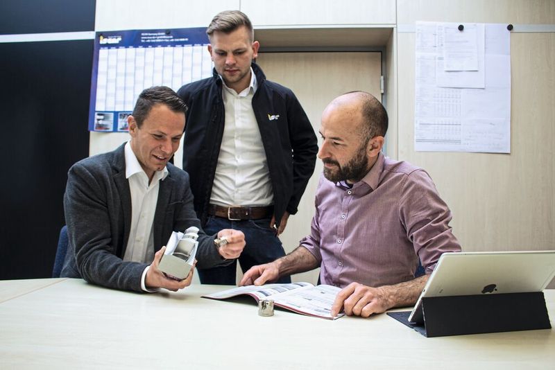 Stehen in engem Austausch (v. l.): Florian Schöffler, Beratung und Verkauf, Steffen Grau, technische Beratung und Vertrieb, beide Iscar, und Jens Buchert, Geschäftsführer von Karl Walter Formen- und Kokillenbau. (Bild: Iscar)
