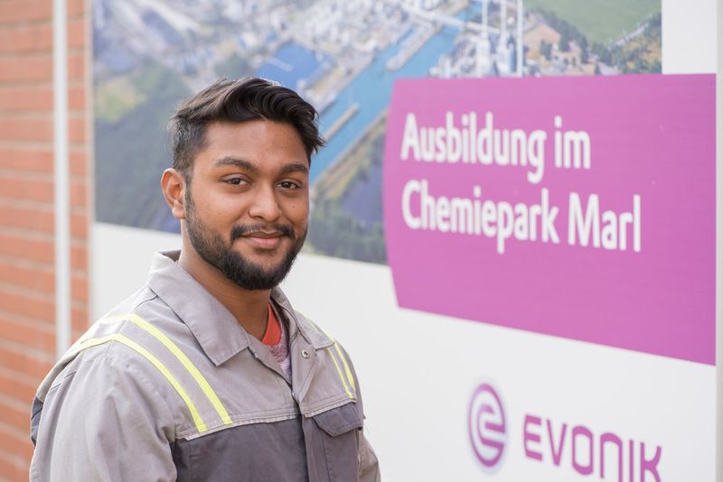 Der 21-jährige Sajid stammt aus Bangladesch. Er hat bei Evonik seine Ausbildung zum Chemielaboranten begonnen, nachdem er 2015/16 erfolgreich die Ausbildungsvorbereitung „Start in den Beruf für Flüchtlinge“ absolviert hat. (Evonik)