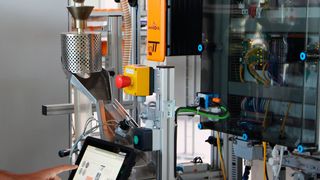 Am wandlungsfähigen Produktionssystem demonstrieren Lemgoer Forscher vom Institut für industrielle Informationstechnik (inIT) und vom Fraunhofer IOSB-INA Lösungen für die intelligente Automation. (inIT)