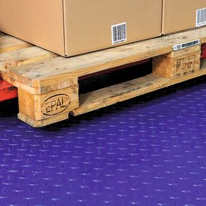 Kurzer Weg für bessere Übertragung: Der RFID-Transponder an der Palette wird vom in die Ladebrücke integrierten RFID-Empfänger ausgelesen. Dank kürzester Distanz ist die Funkübertragung besonders zuverlässig.